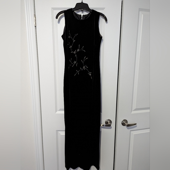 Elegant Black Velvet Evening Dress - Picture 4 of 4